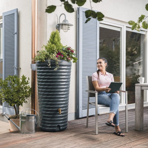 Dekoracyjny zbiornik na wodę deszczową Azura 2w1 o pojemności 230 litrów - zdjęcie aranżacyjne.