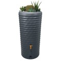Dekoracyjny zbiornik na wodę deszczową Azura 2w1 posiada zintegrowaną donicę na kwiaty.