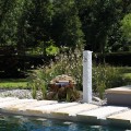 Ozdobny punkt poboru wody w ogrodzie. Imitacja jasnego granitu.