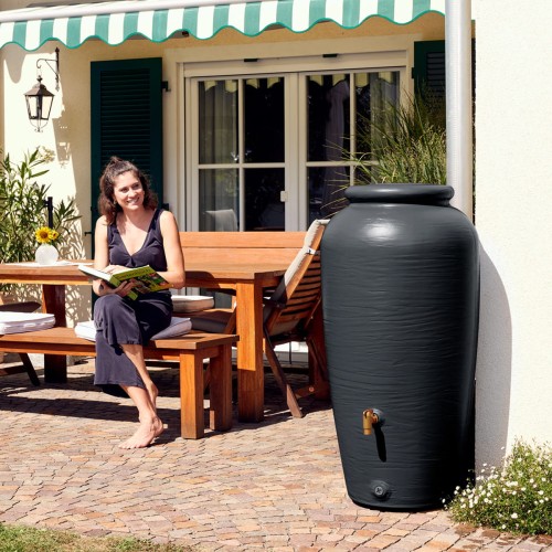 Naziemny zbiornik na deszczówkę Amfora w kolorze grafitowym - zdjęcie aranżacyjne.