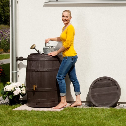 Dekoracyjny zbiornik na deszczówkę w formie rustykalnej beczki na wino, zdjęcie aranżacyjne.